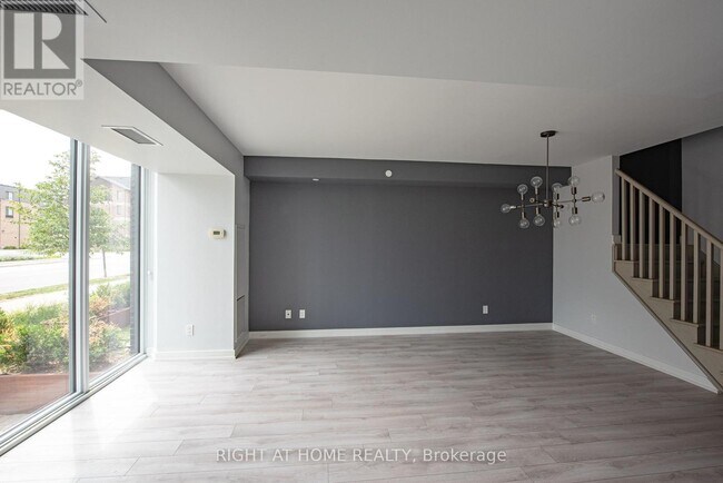 Photo - 118 Varna Dr