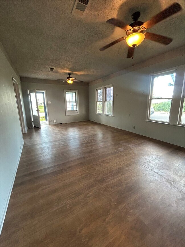 Photo - 530 W 1st St