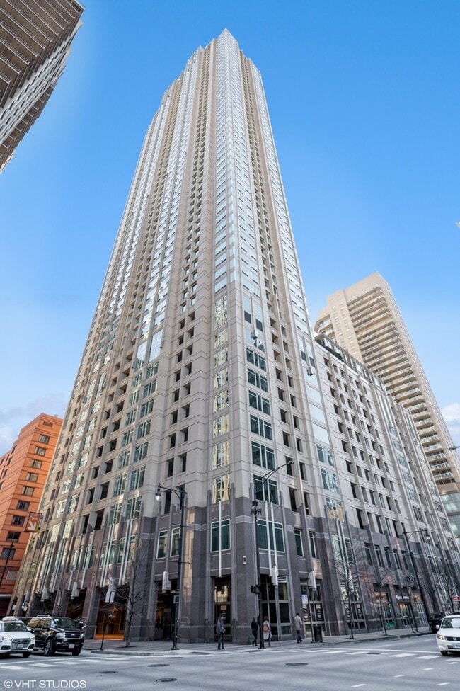 Building Photo - 33 W Ontario St Unit 50C