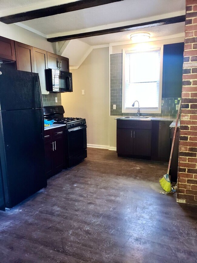 Building Photo - *** Bellevue * Lovely & Large 3 Bedroom House * Pet Friendly * Renovated & Spacious * Granite & S...