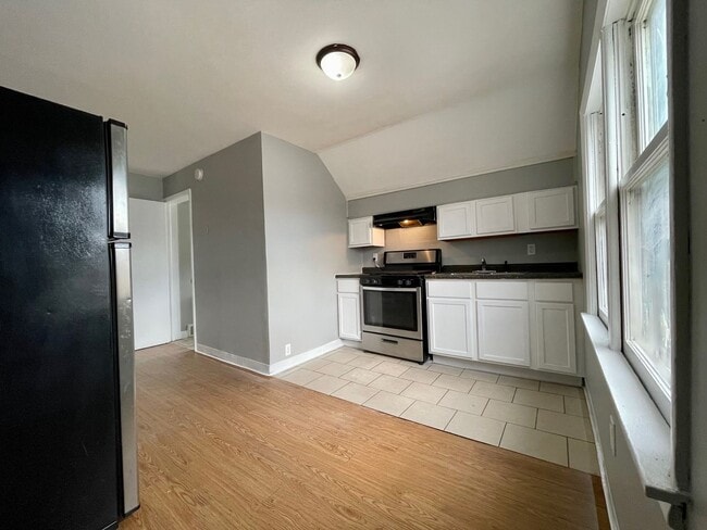 Building Photo - 98 Manitoba Ave W Unit #2