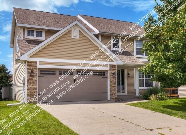 Photo - 900 SE Woodbine Dr House