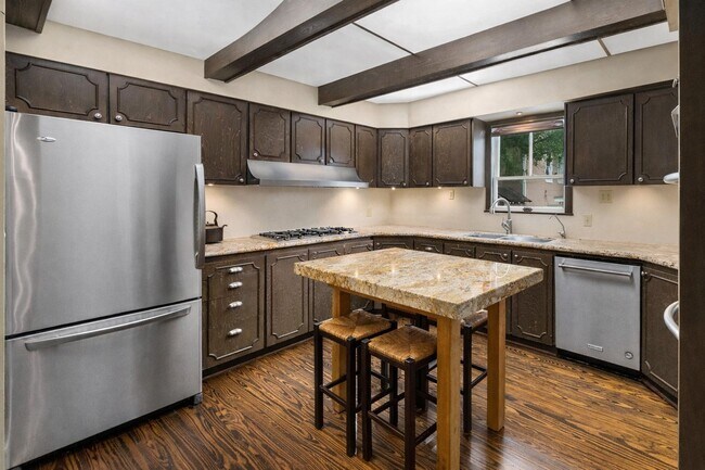 Photo - 1651 Cortlandt St