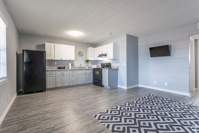 1 BR, 1 BA - 700 SF