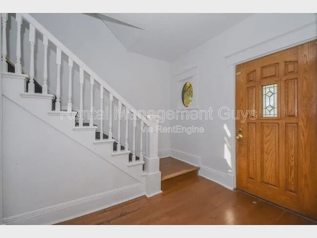 Photo - 650 Central Ave W