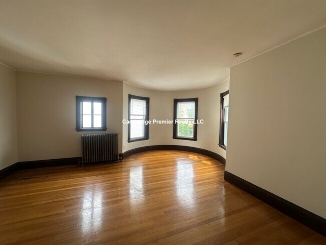 Building Photo - 72 Thurston St Unit 2