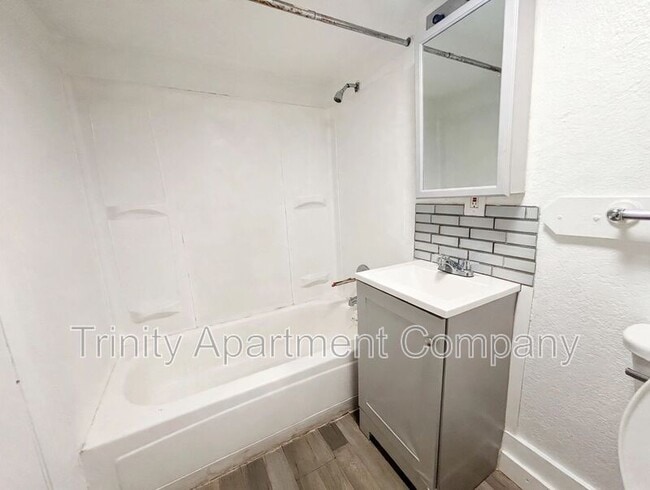 Building Photo - 644 Louisiana Blvd SE Unit NM 87108 -  3