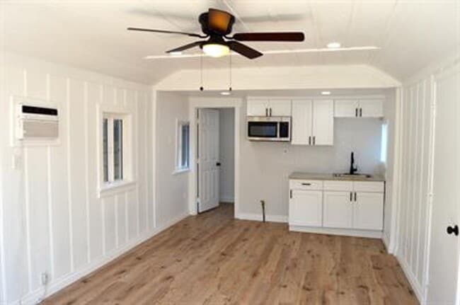 Photo - Pomeroy Ave Unidad 2681 1/2