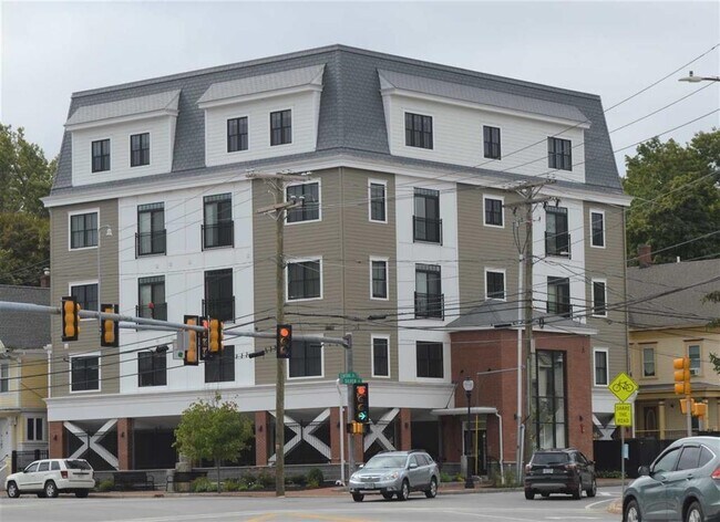 Building Photo - 2 Silver St Unit 16