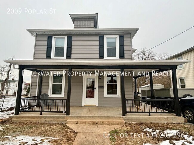 4 Bedroom Home off Grace Street! - 4 Bedroom Home off Grace Street!