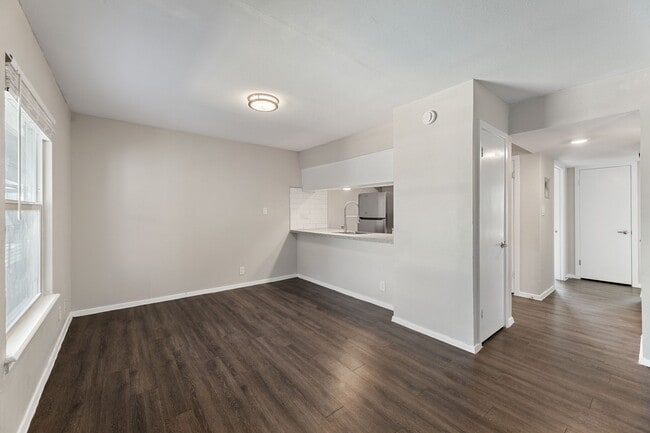 Building Photo - 5005 Manor Rd