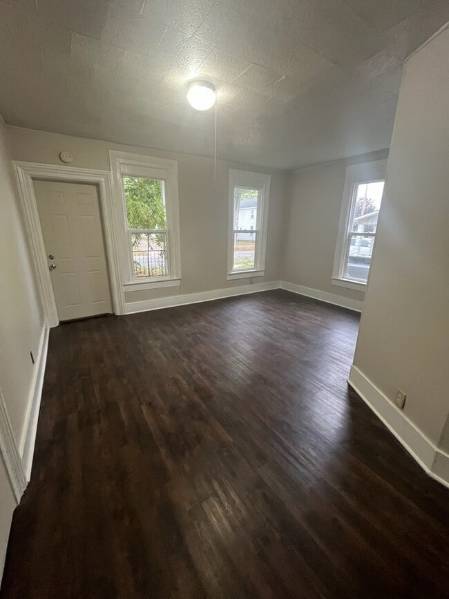 Photo - 305 E Grove St