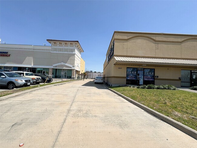 Building Photo - 12317 Bellaire Blvd Unit 200