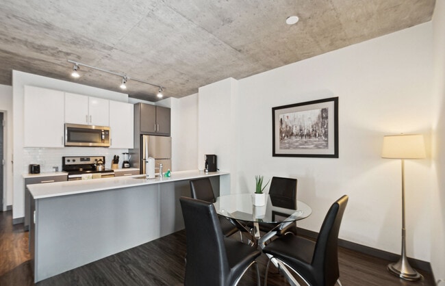 Photo - 215 W Lake St Unidad FL10-ID1028852P