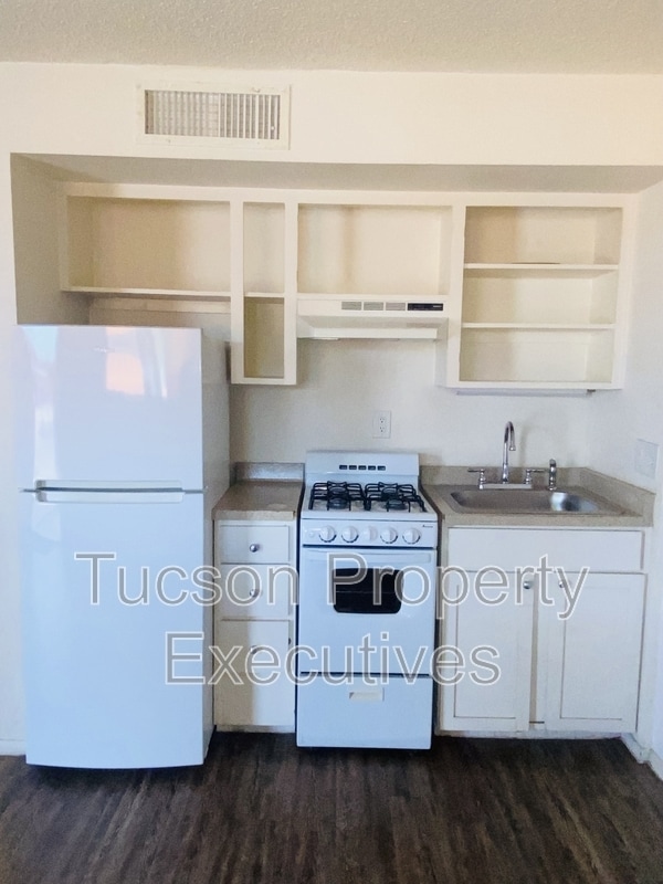 Photo - 5770 E 10th St