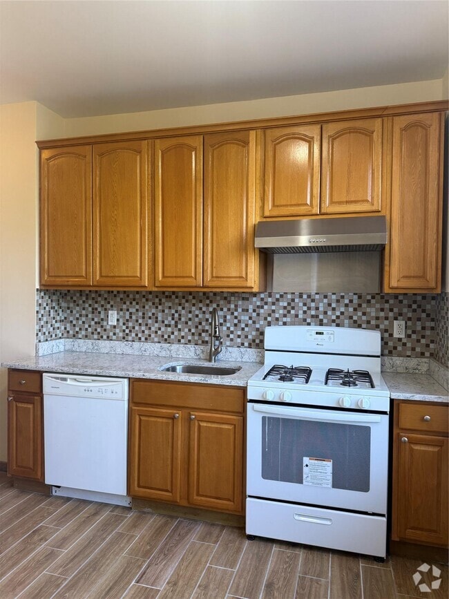 Building Photo - 72-31-72-68 68th St Rental