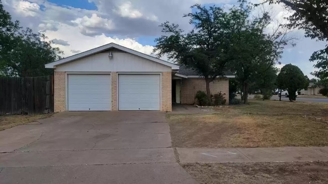 Building Photo - Breathtaking Spacious Four Bedroom Home Lo...