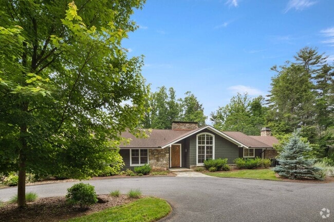 Building Photo - Spacious and Private Home in Biltmore Forest