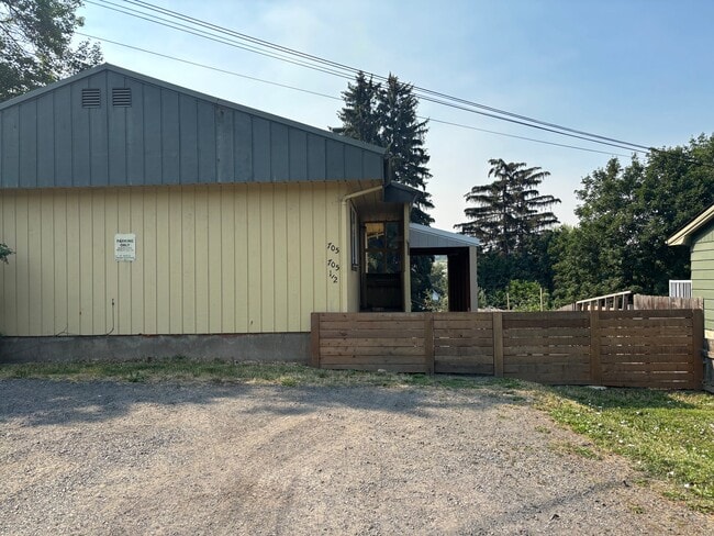 Building Photo - 705 Hidden Ln Unit 1