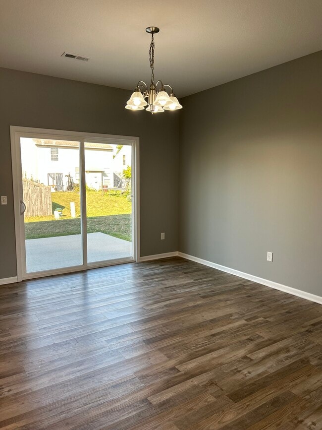 Comedor - 7614 Melody Cir E