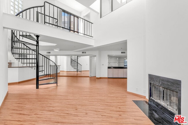 Building Photo - 12000 Goshen Ave Unit 303