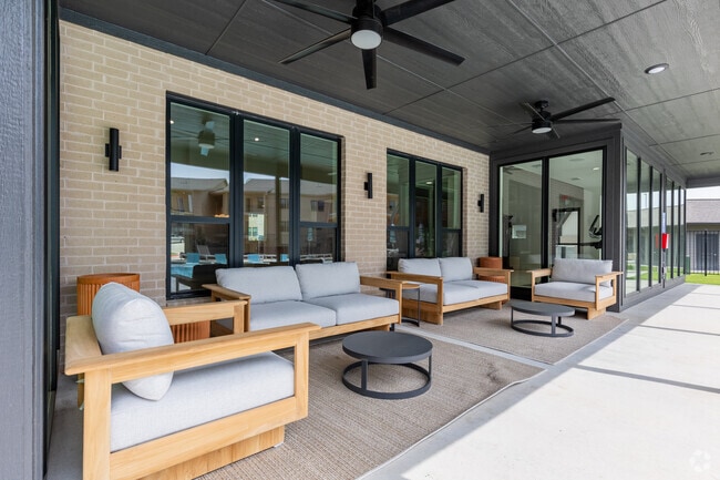 Outdoor Lounge - Stone Creek Flats