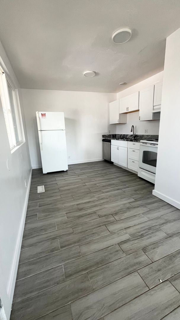 Building Photo - 1142-1144 W 700 S Unit 1142 W 700 S