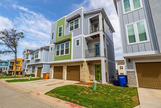 Building Photo - Beautiful 2 bedroom, 2.5 bathroom home in South East Austin!!!