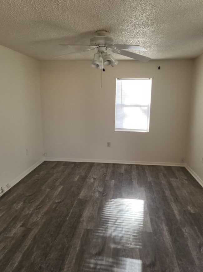 Photo - 821 S Avenue C