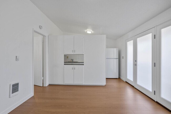 460-492 N Broadway St - 472