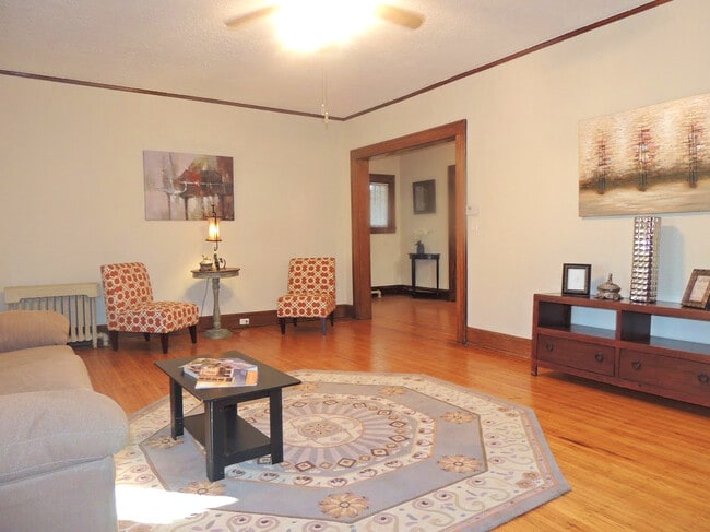 Photo - 4 Bedroom, 2.5 Bathroom Colonial for rent!