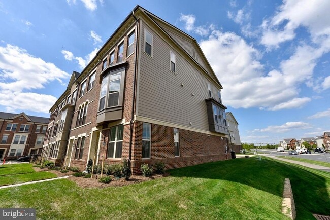 Building Photo - 20686 Glenmont Ter