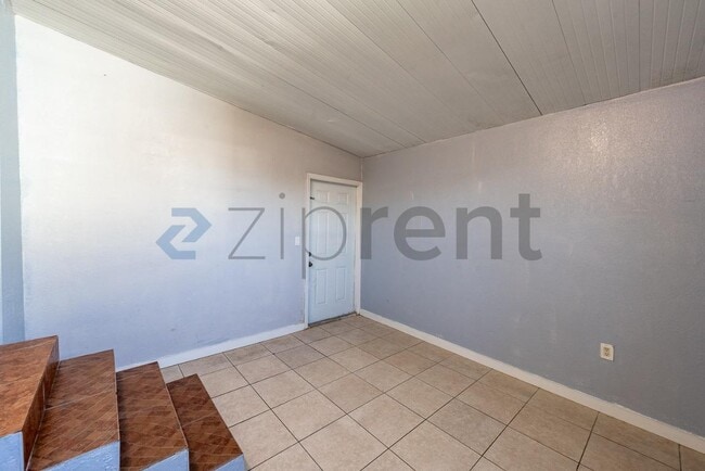 Building Photo - Unit