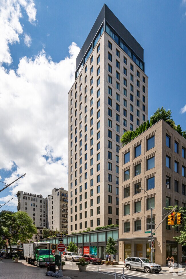 Photo - 21 E 12th St