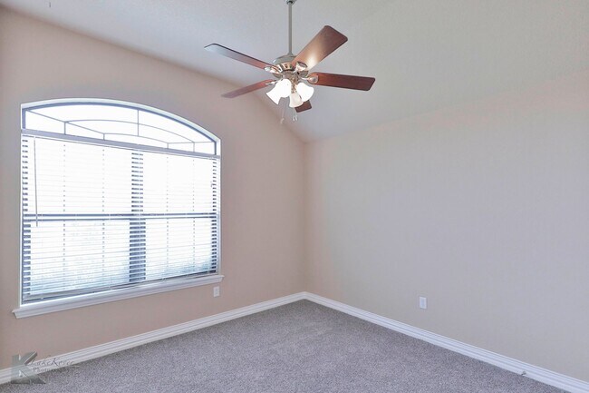 Photo - 4 bed 2 bath; newer carpet!