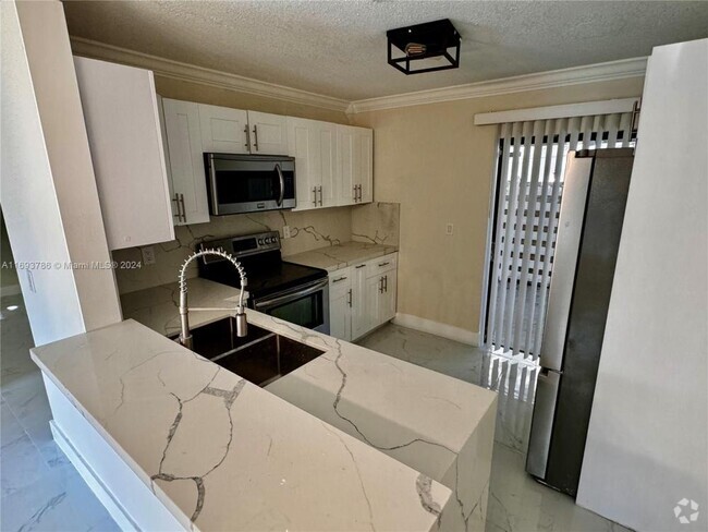 Building Photo - 3 bedroom in Miramar FL 33025 Rental