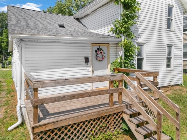 Photo - 1915 Maple Ave NE