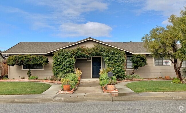 Building Photo - Single Story Home in Hollister