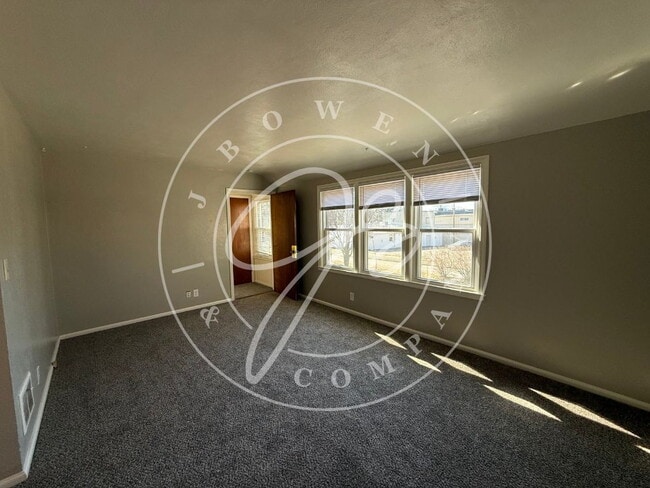 Photo - "Charming 2-Bed upper Duplex on Wyckliffe Parkway – Cozy Living Awaits!"