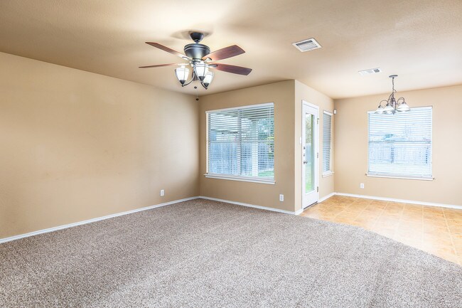 Photo - 528 Starling Creek