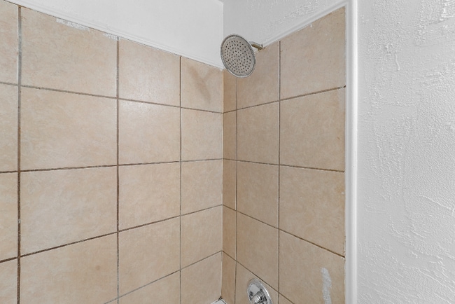 Photo - 305 E 5th St