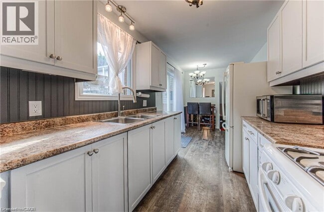 Photo - 483 Kingscourt Dr