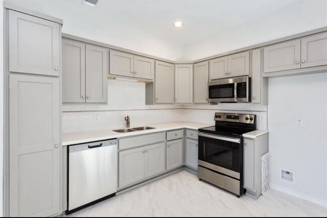 Building Photo - 11623 Waldemar Dr