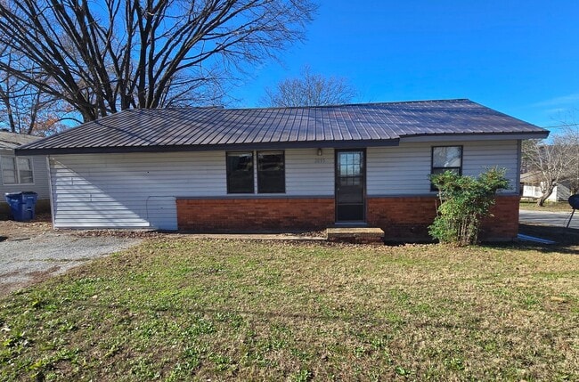 Building Photo - AVAILABLE NOW! 3 Bedroom 2 Bathroom in Batesville Near the Fairgrounds