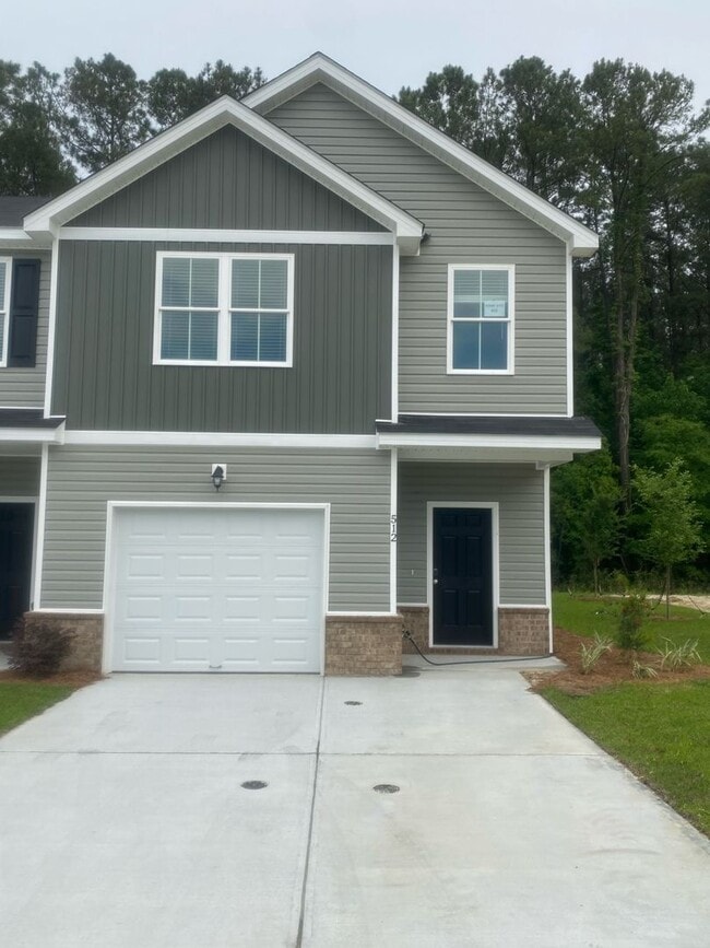 Building Photo - Beautiful Town Home!! Available Now!