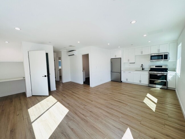 10914 Columbus Ave Unit 1