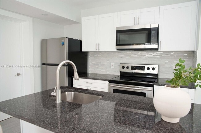 Building Photo - 4051 N Ocean Dr Rental