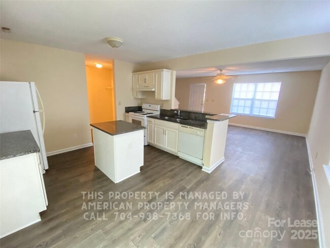 Photo - 3040 Champion Ln SW