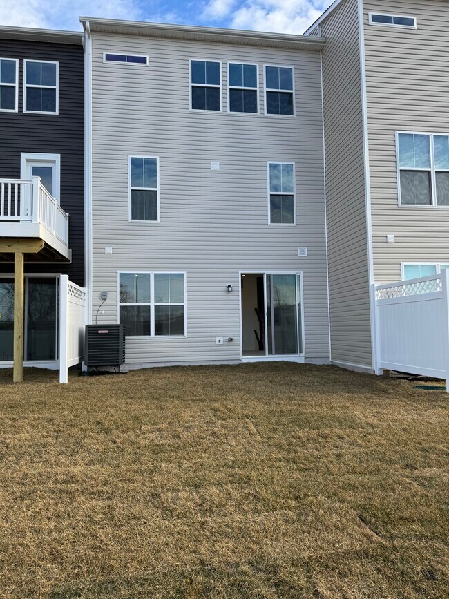 Photo - 208 Douglas Wy