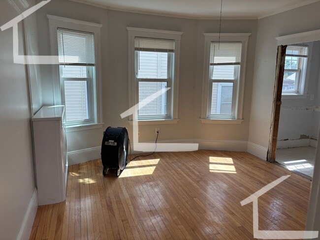 Photo - Huge, newly renovated 3 bed unit near Oak Square.